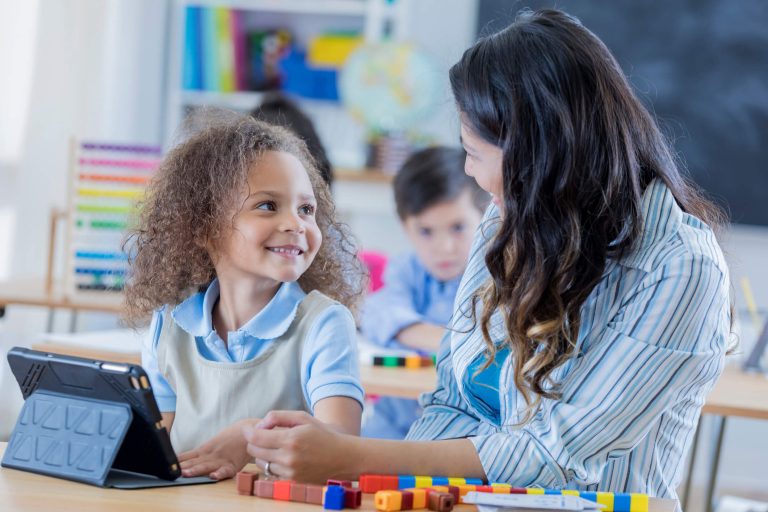 Leia mais sobre o artigo Tecnologia e educação: quais os desafios de implantá-la no ensino