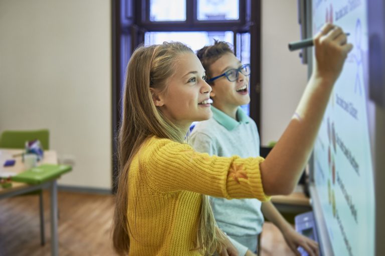 Leia mais sobre o artigo Descubra o que é REA e quais são seus maiores impactos na educação