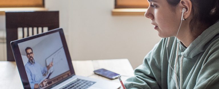Leia mais sobre o artigo Ferramentas síncronas e assíncronas: como usar no ensino a distância