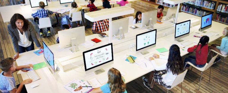Leia mais sobre o artigo Tecnologia e educação: quais os desafios de implantá-la no ensino