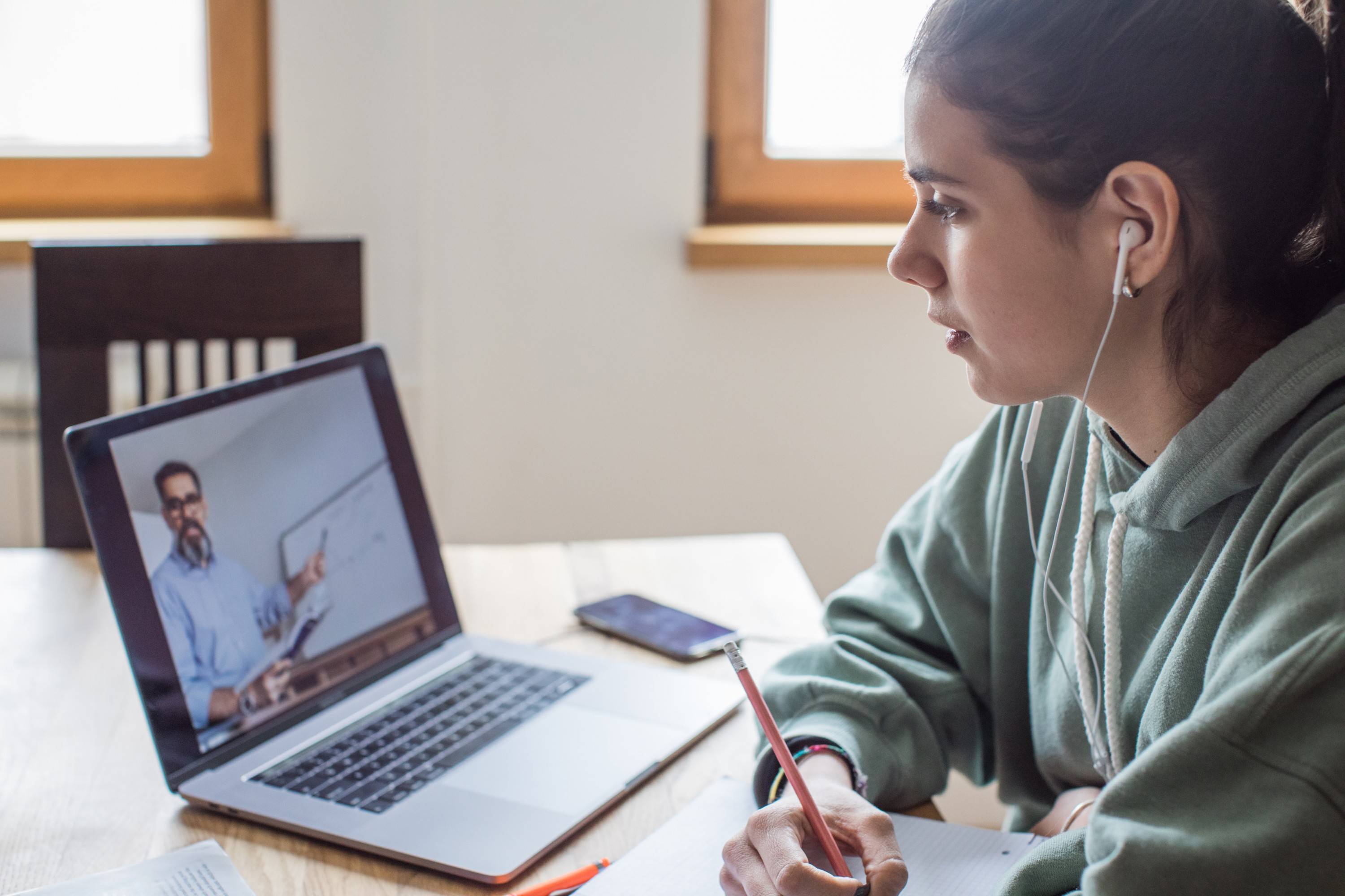 Leia mais sobre o artigo Descubra como vender aulas on-line na internet em escala